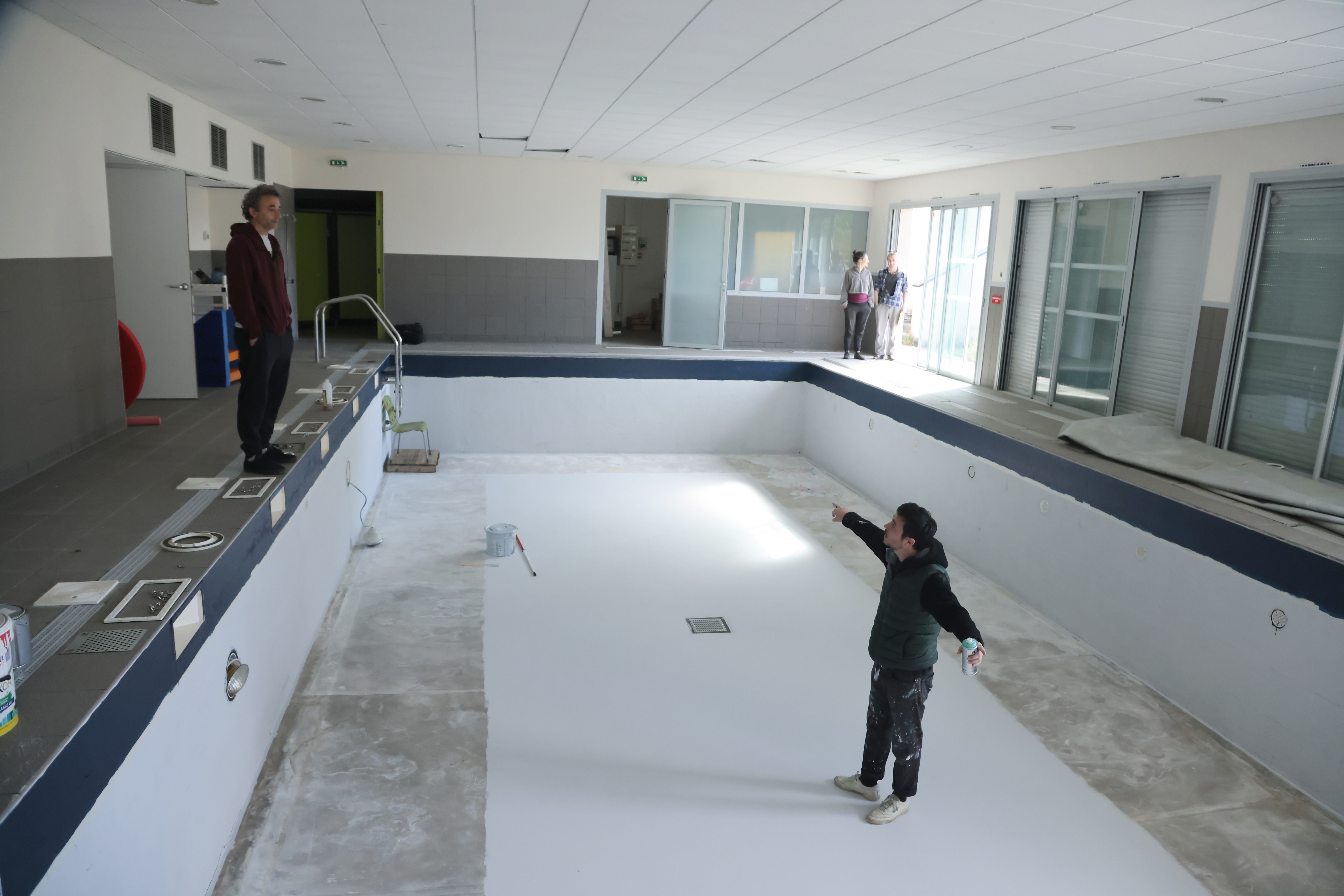 piscine vide, peinture en cours
